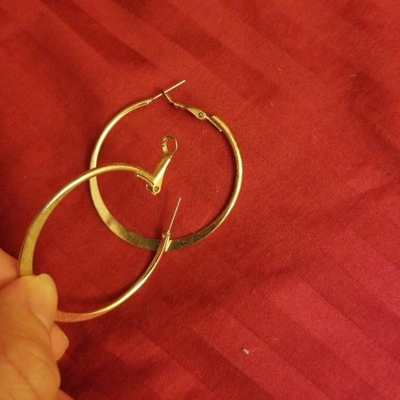 Fashion gold tone hoops spring close - Picture 2 of 6